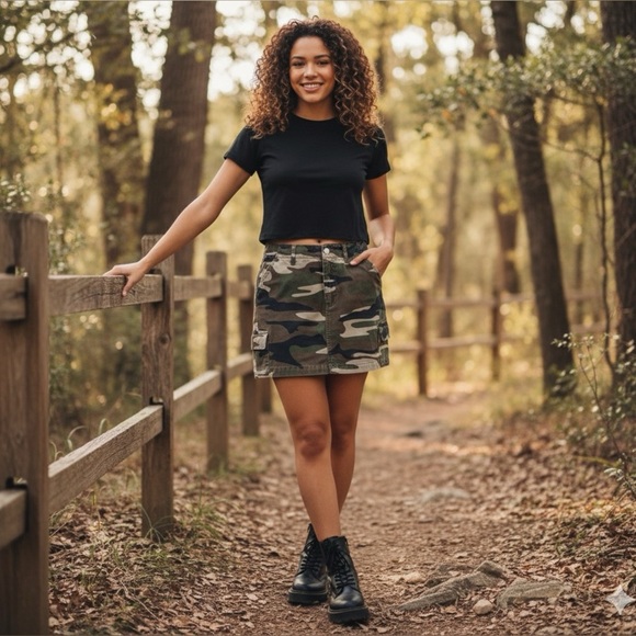 Forever 21 Camo Cargo Mini Skirt Women’s Small Utility Pockets Y2K Streetwear - Picture 1 of 8